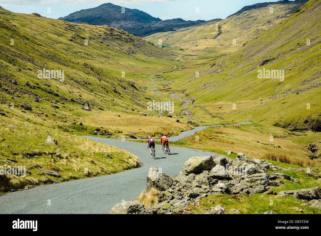 Radfahrer absteigen die steilen Westseite der Wrynose Pass im englischen Lake District mit Harter zurückgefallen Stockfoto