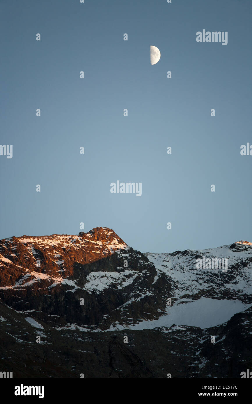 St. Moritz, Schweiz, Sonnenuntergang und Mondlicht über die Engadiner Alpen Stockfoto