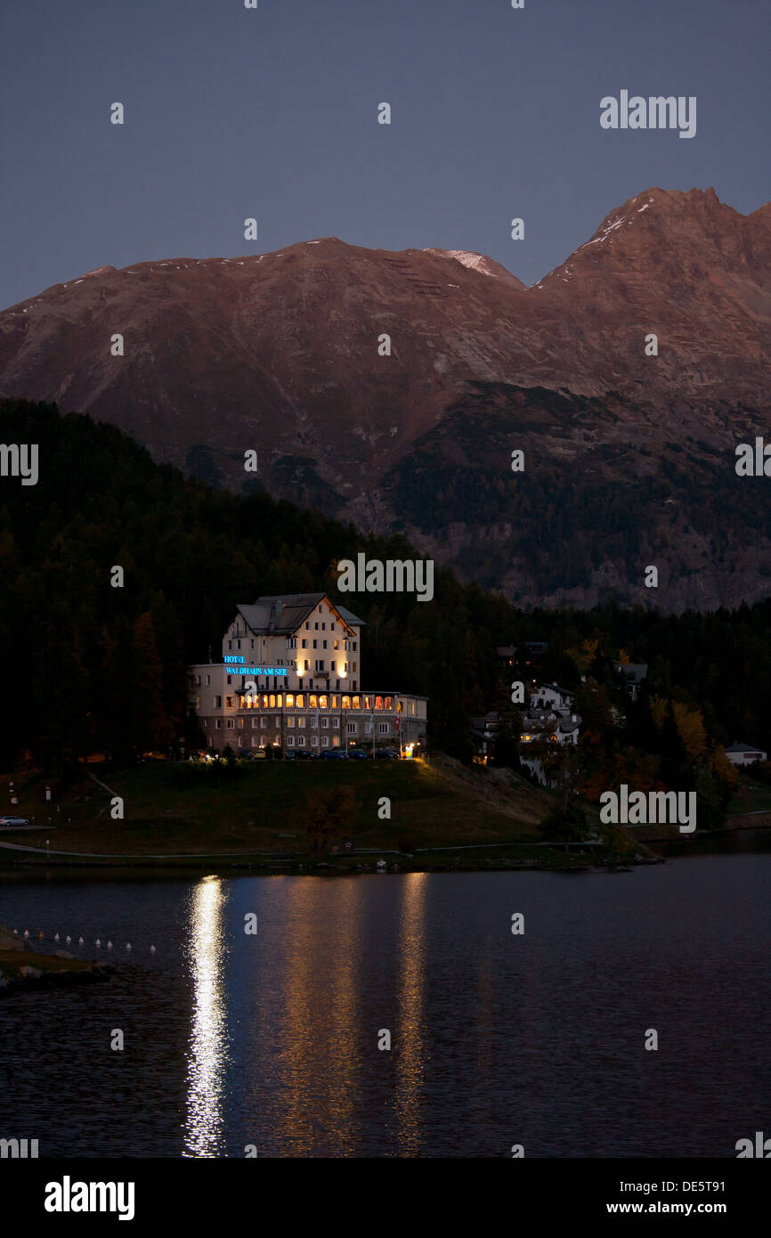 St. Moritz, Schweiz, am See St. Moritz Hotel Waldhaus in der Dämmerung Stockfoto