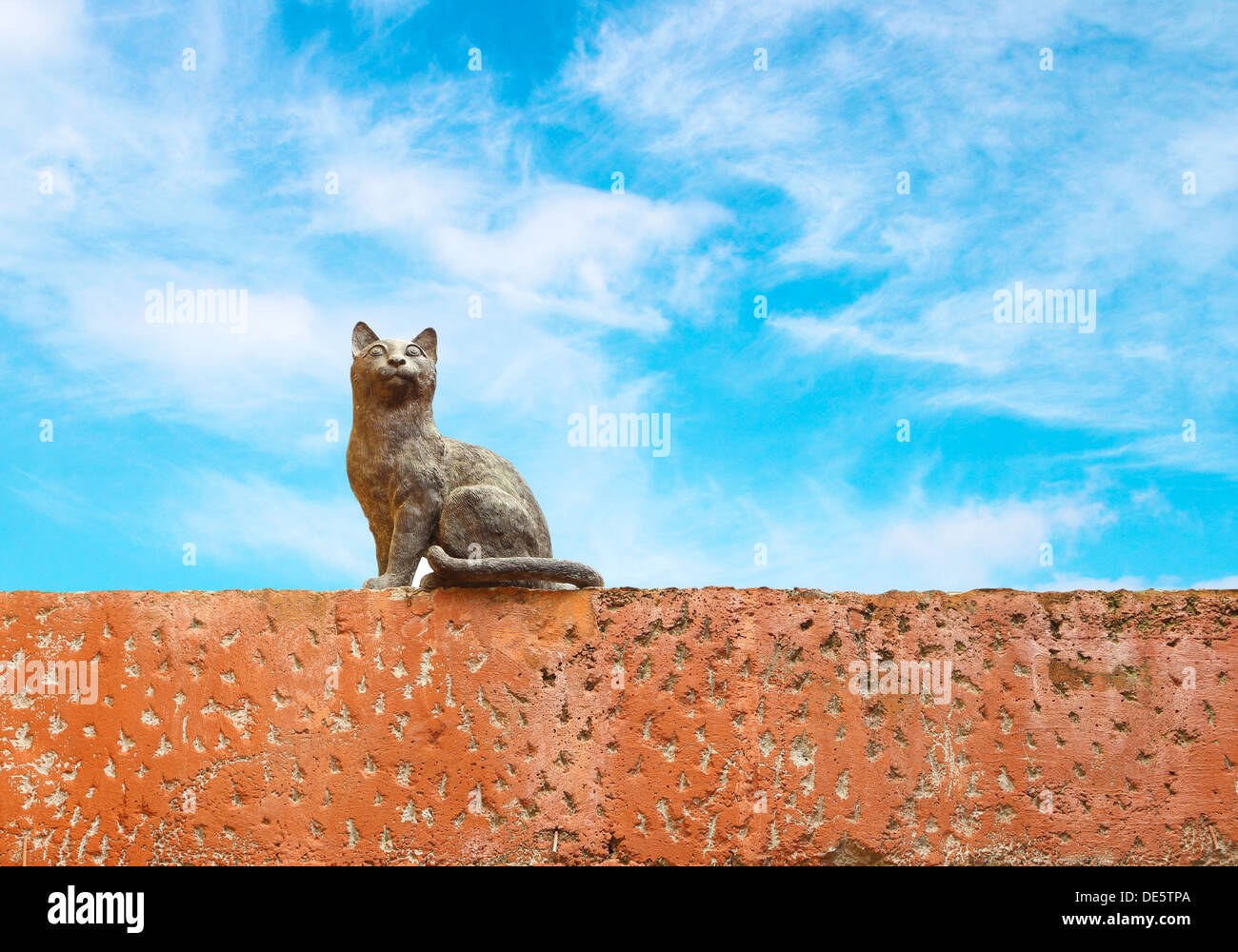 Katze-Statue mit blauem Himmelshintergrund Stockfoto