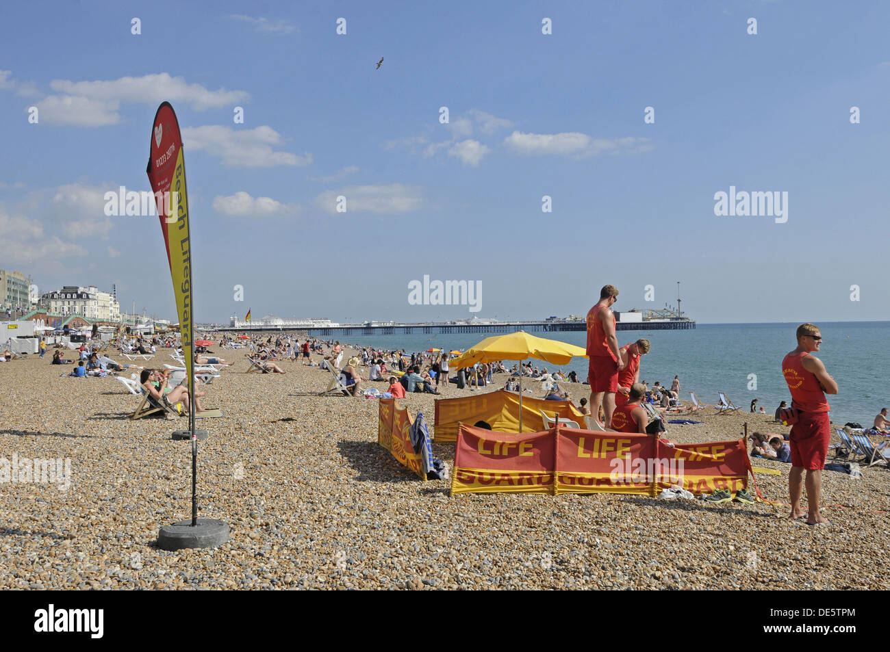 Blick entlang der Brighton Beach mit Rettungsschwimmern auf Patrouille zu Pier Brighton East Sussex England Stockfoto