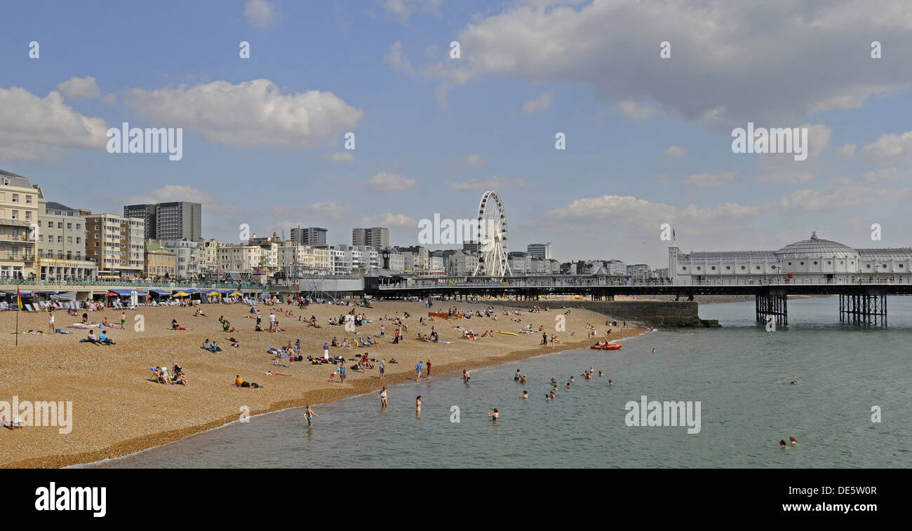 Blick auf den Strand und Brighton Pier Brighton East Sussex England Stockfoto