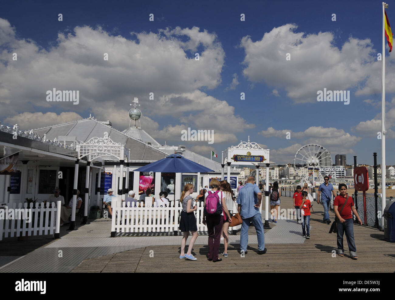 Touristen auf der Brighton Pier mit Strand im Hintergrund East Sussex England Stockfoto