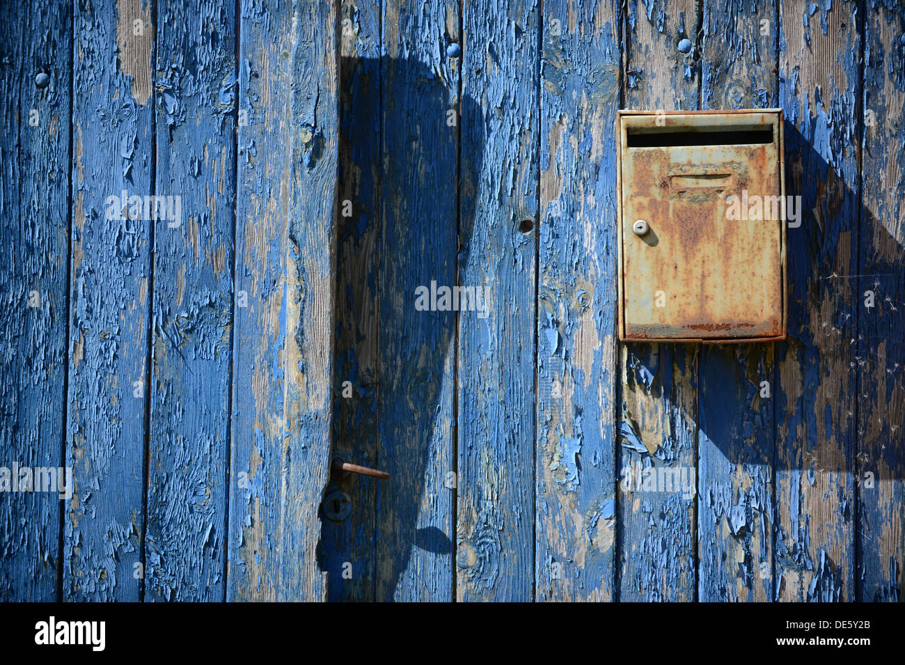 Entflieht - Stegelitz, Deutschland, blaue Hof Tor mit abblätternde Farbe Stockfoto