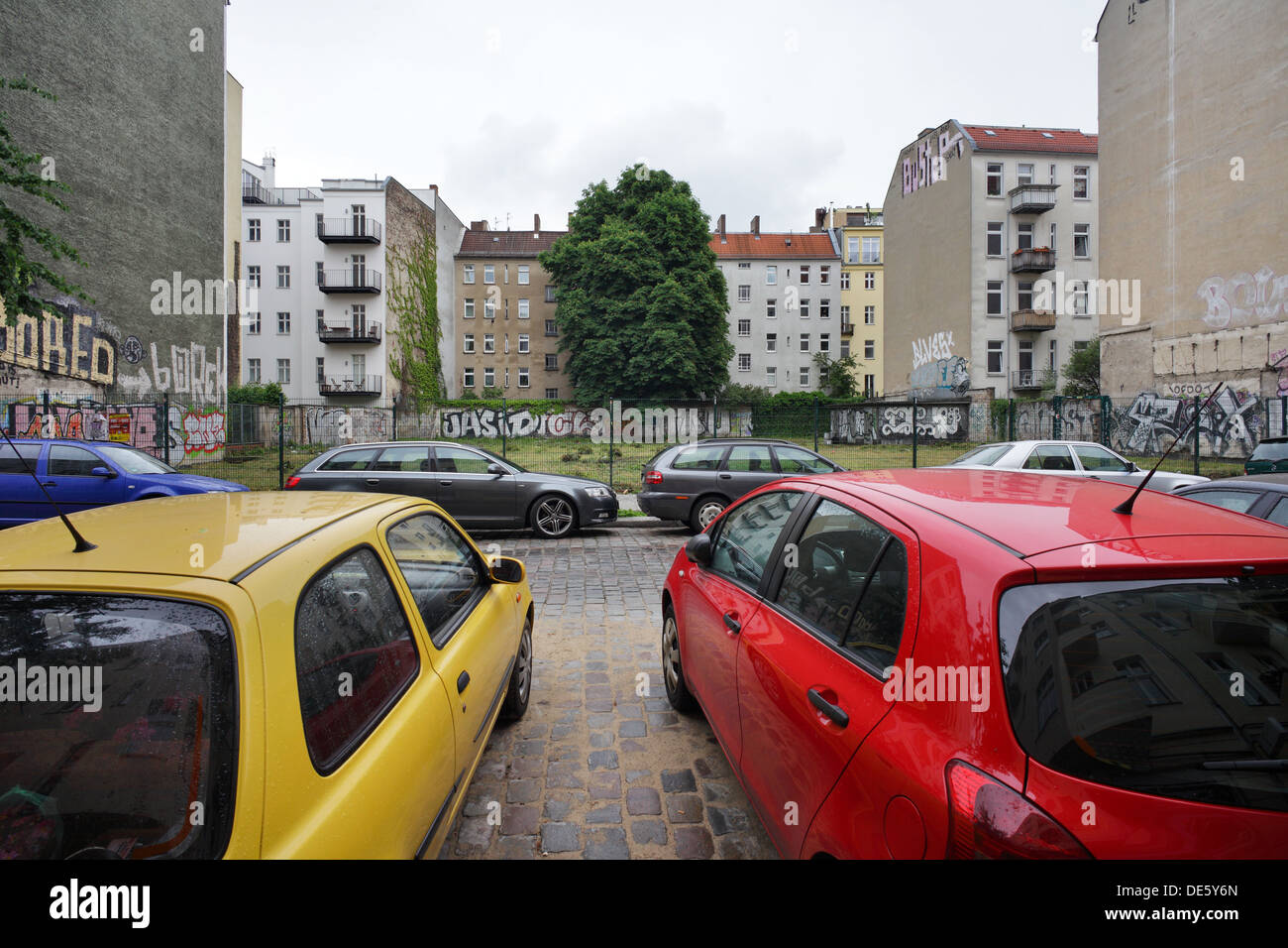 Berlin, Deutschland, unbebaute Grundstücke vor dem alten Gebäude in der Gärtnerstraße Stockfoto