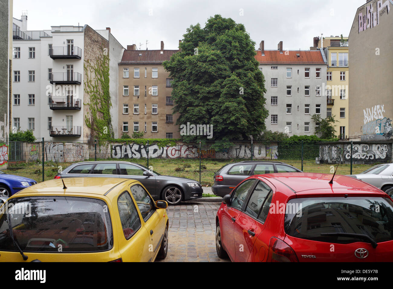 Berlin, Deutschland, unbebaute Grundstücke vor dem alten Gebäude in der Gärtnerstraße Stockfoto