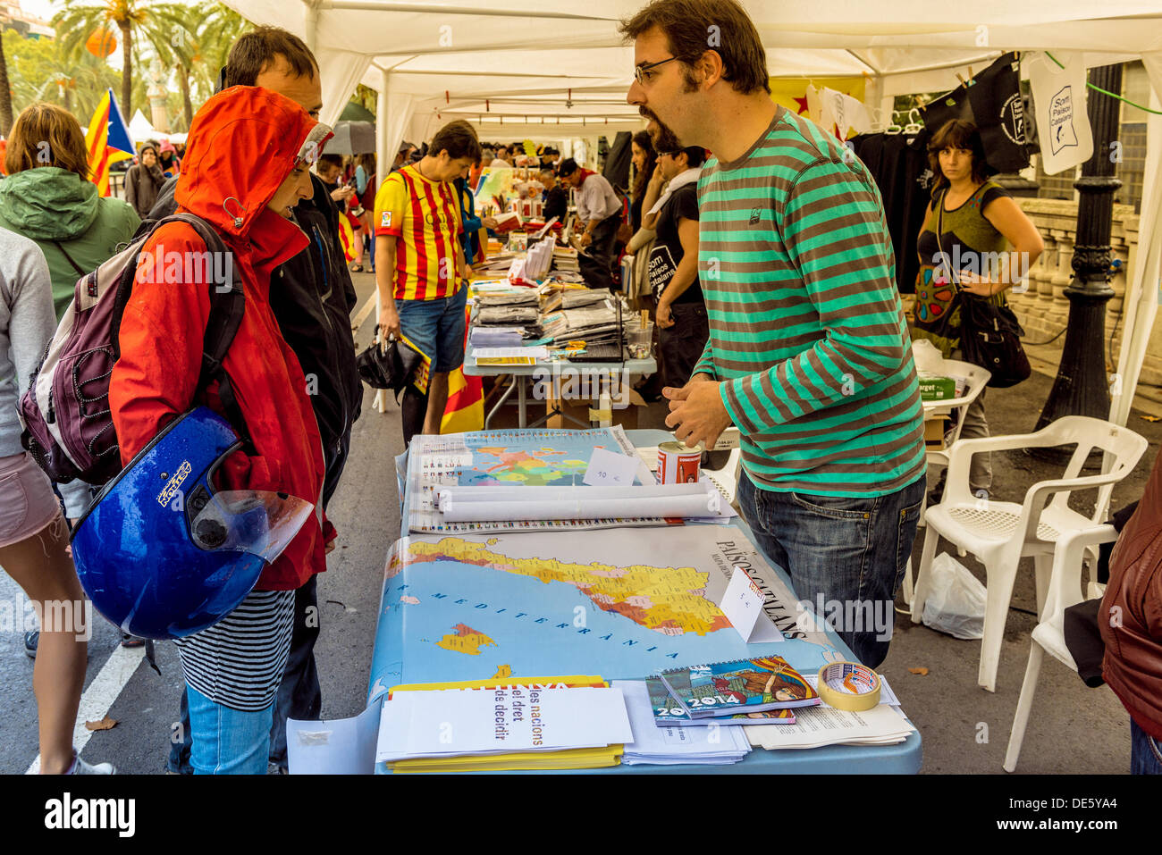 Barcelona, Spanien. 11. September 2013: Unzählige Katalanisch Devotionalien in allen Formen und Varianten werden verkauft an die Massen am 11. September Nationalfeiertag Kataloniens © Matthi/Alamy Live-Nachrichten Stockfoto