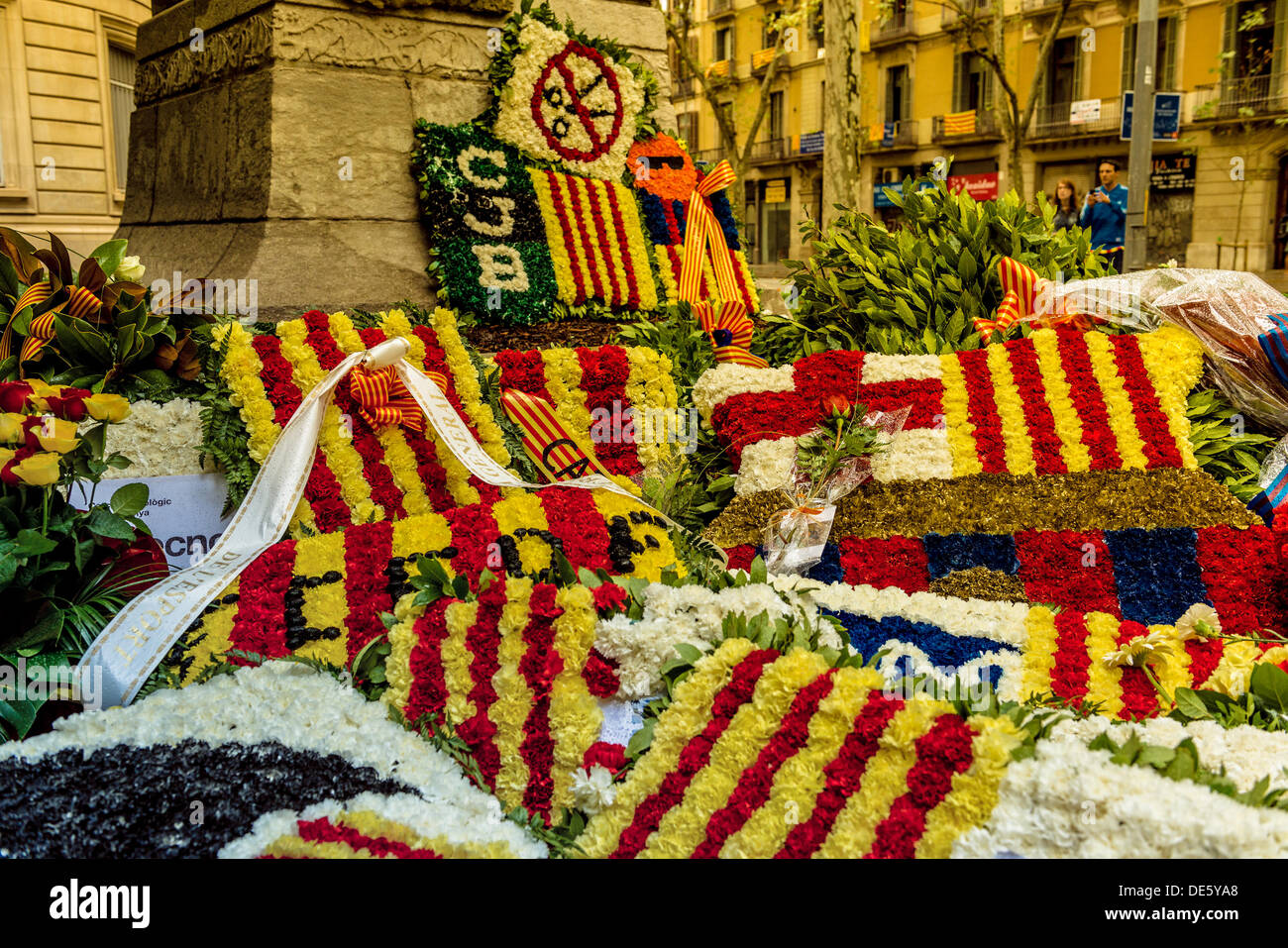 Barcelona, Spanien. 11. September 2013: Ist eines der traditionellen Handlungen der nationale Tag von Katalonien, durchgeführt von den katalanischen Institutionen, die meisten katalanischen politischen Kräfte und Vertretern der wichtigsten kulturellen, sozialen und Sportverbände aus Katalonien wie FC Barcelona, die Kränze und florale Dekorationen am Fuße des Denkmals zu präsentieren. © Matthi/Alamy Live-Nachrichten Stockfoto