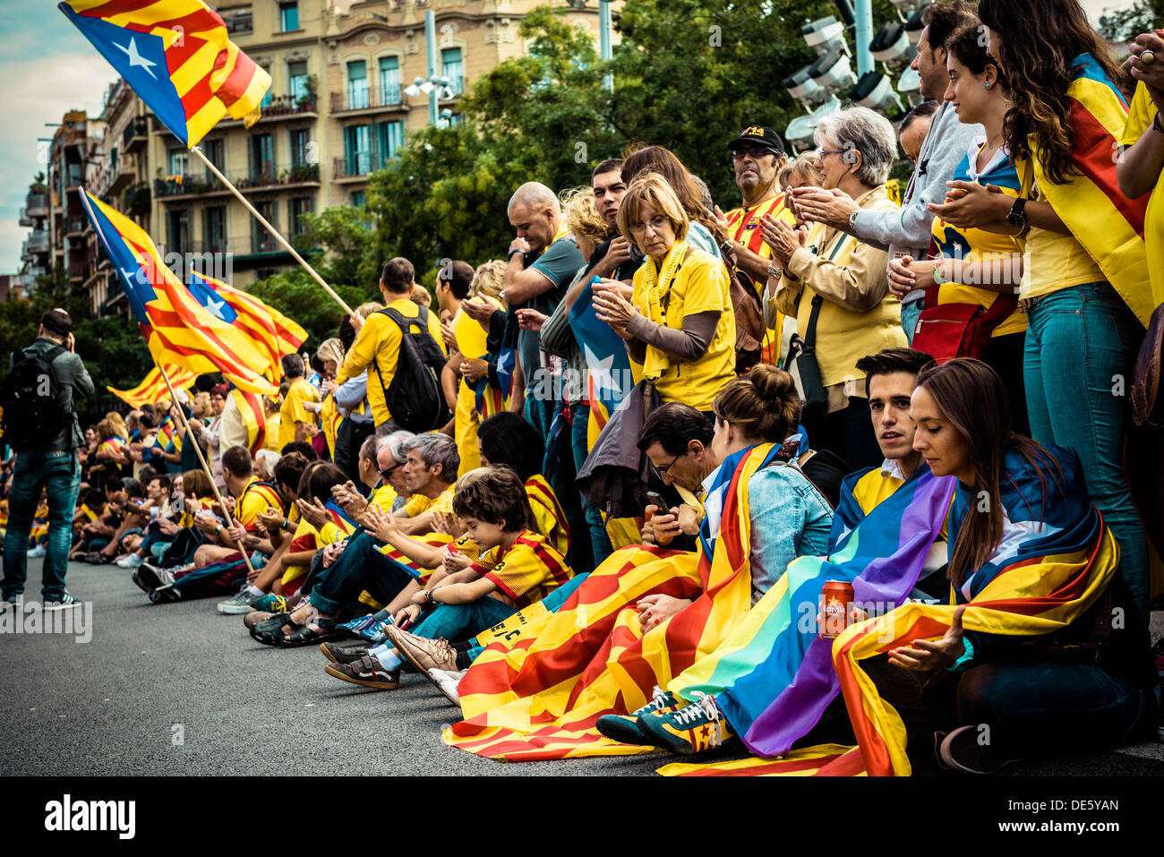 Barcelona, Spanien. 11. September 2013: Demonstranten winken verschiedene Symbole der Unabhängigkeit vor Barcelonas Sagrada Familia während der "Via Catalana" am Nationalfeiertag Kataloniens © Matthi/Alamy Live-Nachrichten Stockfoto