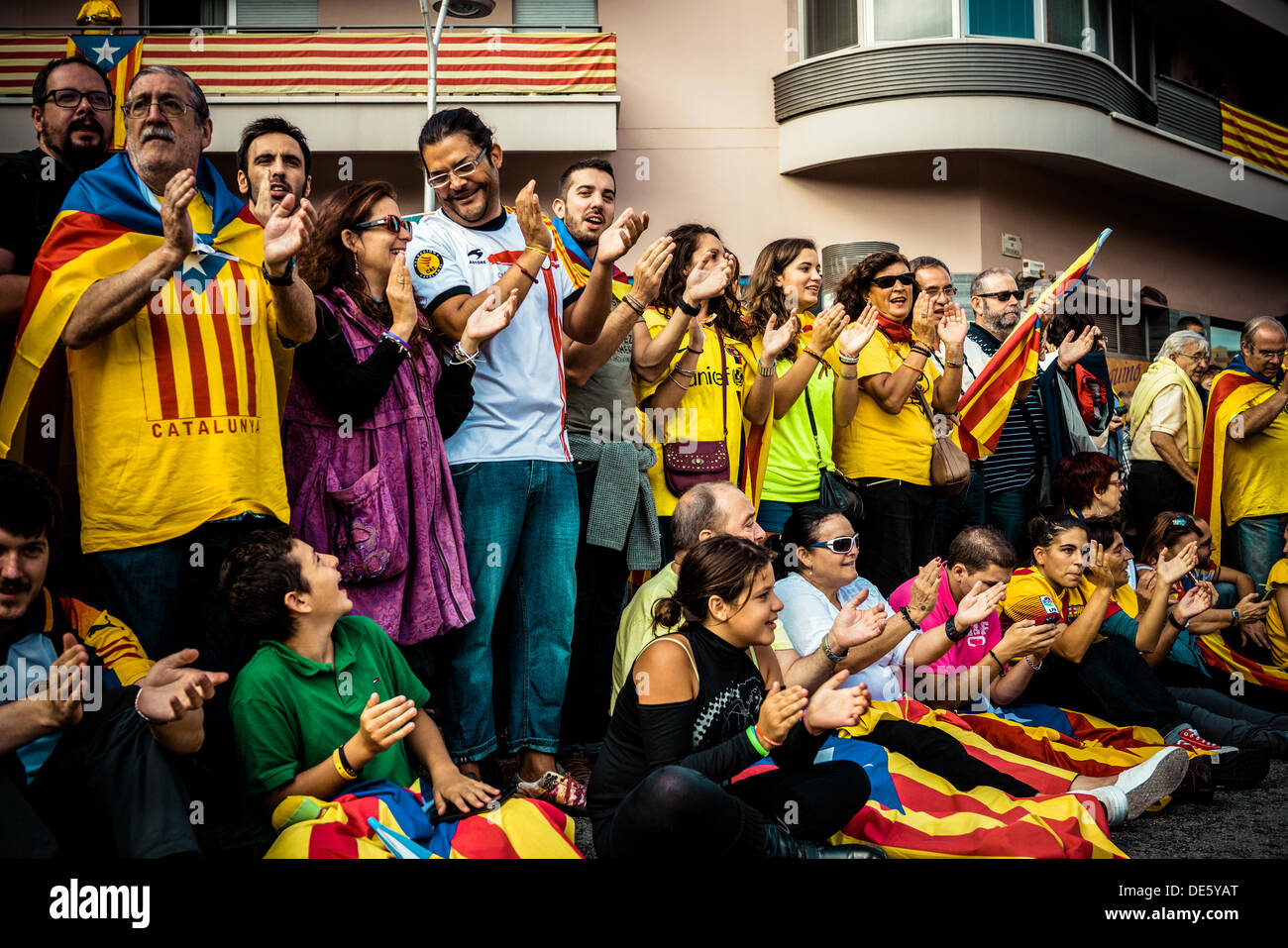 Barcelona, Spanien. 11. September 2013: Demonstranten applaudieren vor Barcelonas Sagrada Familia während der "Via Catalana" am Nationalfeiertag Kataloniens © Matthi/Alamy Live-Nachrichten Stockfoto