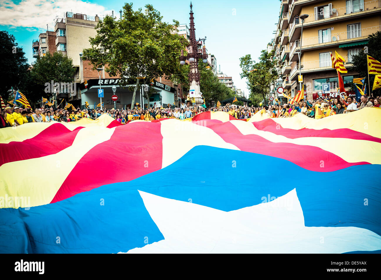 Barcelona, Spanien. 11. September 2013: Demonstranten zeigen eine riesige blaue "Estelada", Symbol der unabhängigen katalanischen Länder vor Barcelonas Sagrada Familia während der "Via Catalana" am Nationalfeiertag Kataloniens © Matthi/Alamy Live-Nachrichten Stockfoto