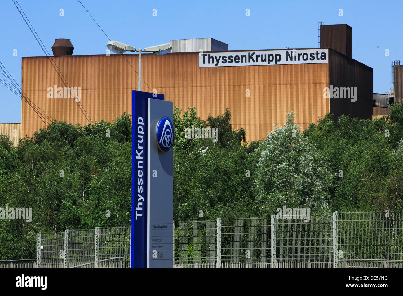 D-Bochum, Ruhrgebiet, Westfalen, Nordrhein Westfalen, NRW, D-Bochum-Hoentrop, Firmenschild, Firmenlogo, ThyssenKrupp Werk Bochum, Herstellung von rostfreiem Stahl, Thyssen Krupp AG, ThyssenKrupp Stainless, Outokumpu Nirosta GmbH, ehemalige Werksgelän Stockfoto