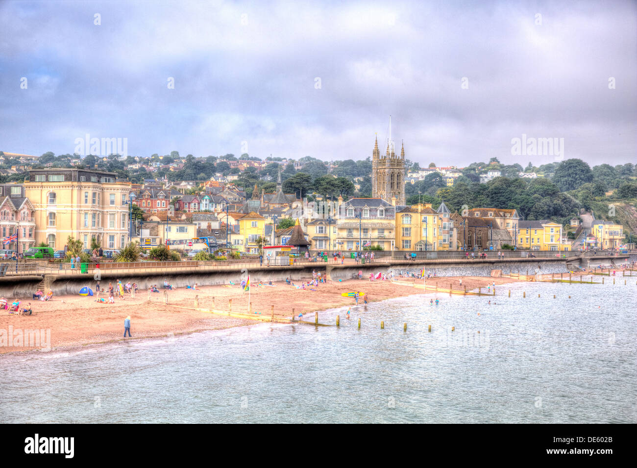 Ansicht von Teignmouth Stadt Strand und Strandpromenade Devon England, traditionelle englische Touristen Stadt Szene am Meer in HDR Stockfoto