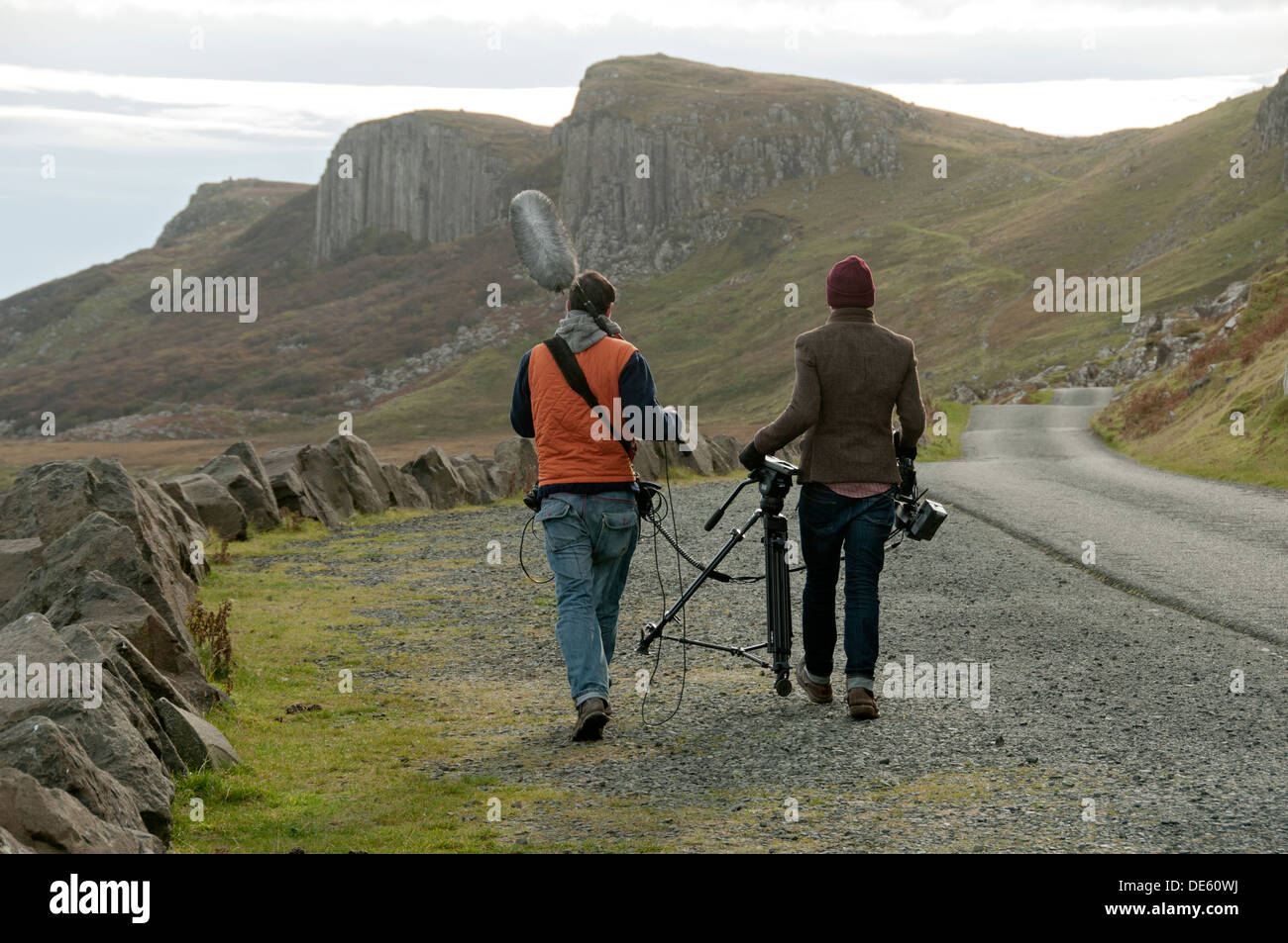 Zwei Personen tragen Sound- und video-Ausrüstung, in der Nähe von Staffin, Isle Of Skye, Schottland, UK. Stockfoto