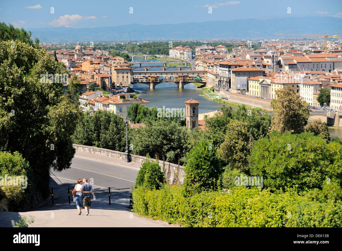 Florenz, Toskana, Italien. Klassische Ansicht von der Ponte Vecchio und dem Fluss Arno von der Piazzale Michelangelo. Firenze Stockfoto