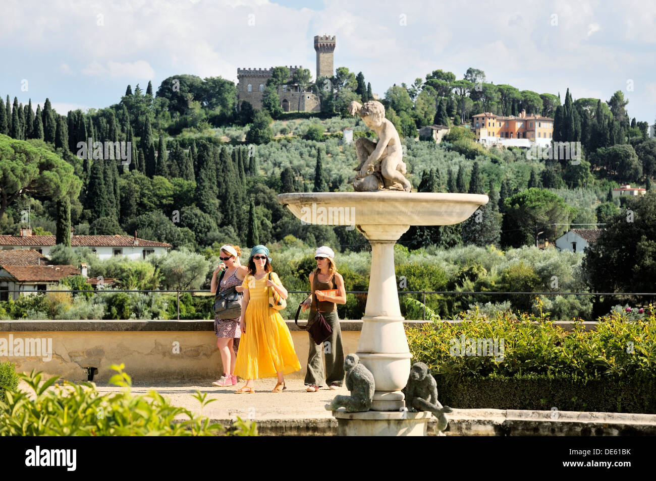 Florenz, Toskana, Italien. Südlich von der oberen Terrasse oder im Garten des Ritters, des Boboli-Gartens. Junge Frauen-Touristen Stockfoto