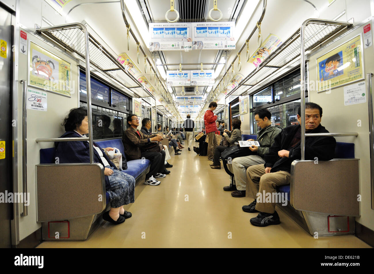 Innenraum eines Zuges der Ringlinie (Kanjo Sen) in Osaka, Japan. Stockfoto