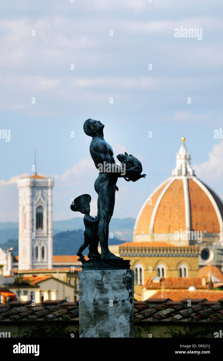 Bronze-Statue in den Boboli-Gärten des Palazzo Pitti Florenz, Italien. Campanile und Kuppel der Duomo Kathedrale hinter Stockfoto