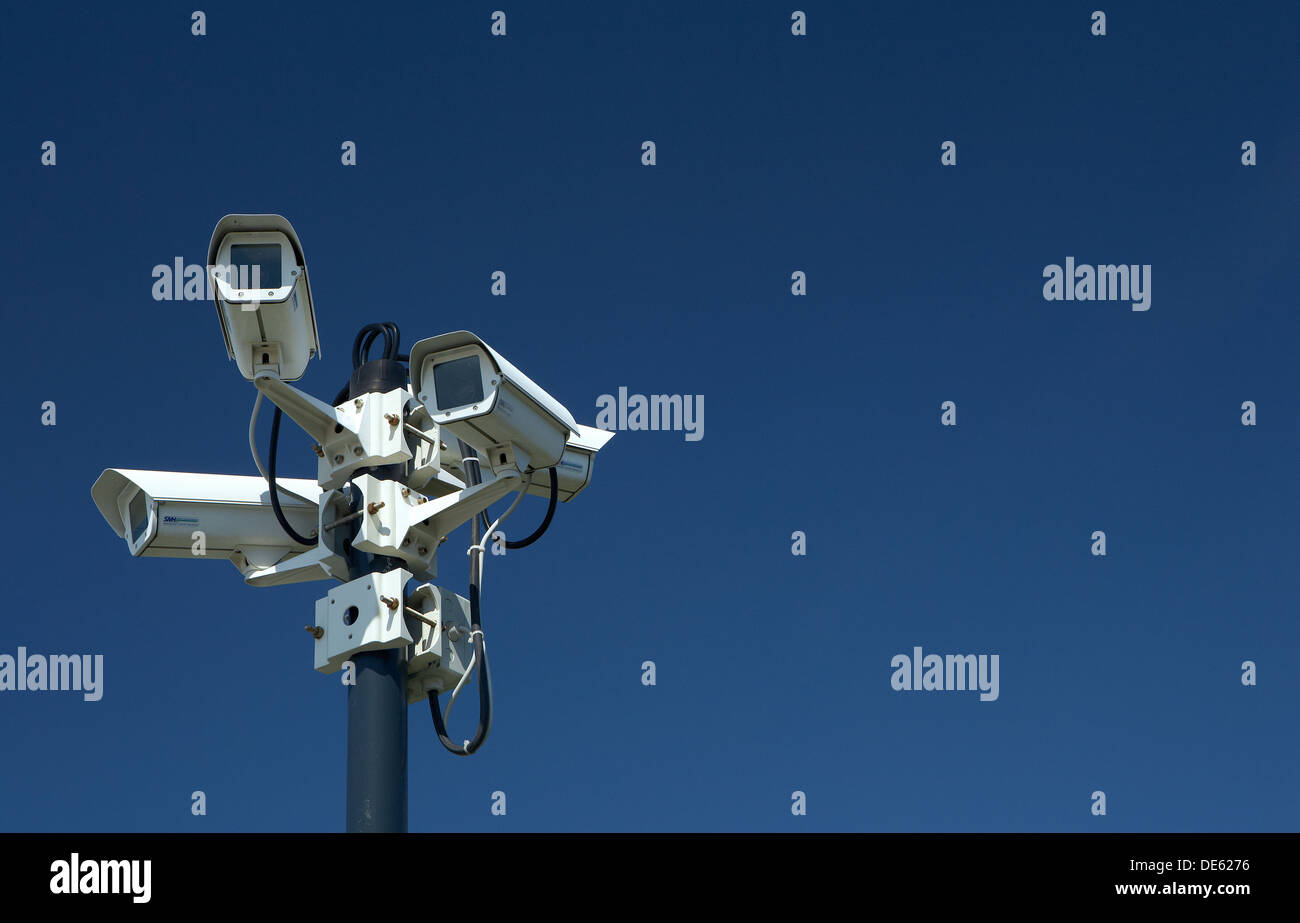 Schönefeld, Deutschland, Überwachungskameras auf einem Metallsaeule Stockfoto
