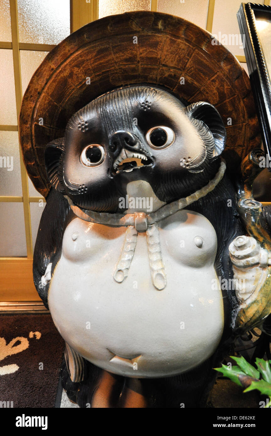 Tanuki (Marderhund) Statue, oft draußen Bars und Restaurants in Japan gefunden. Stockfoto