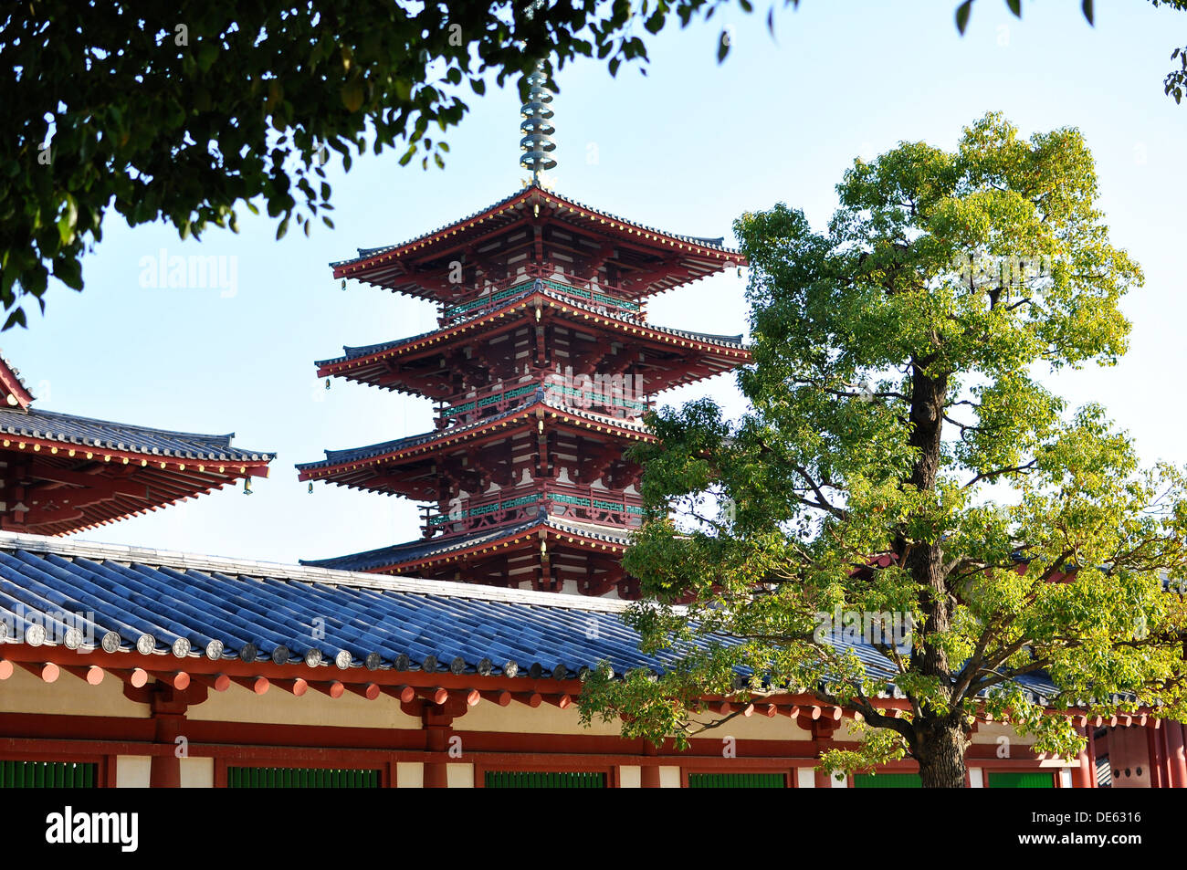 Die Gojunoto (5-stöckige Pagode) in das Gelände des Shitennoji-Tempel in Osaka, Japan. Stockfoto