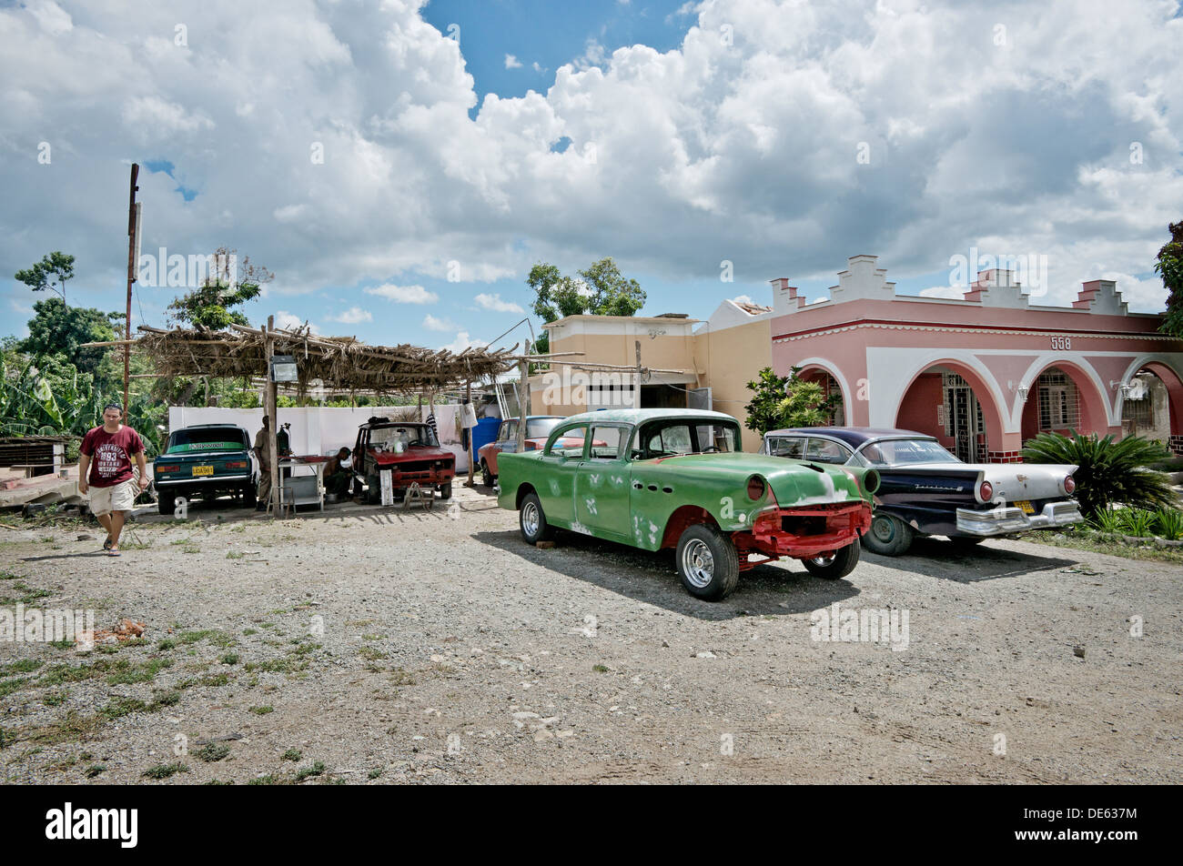 Santiago De Cuba, Kuba, private Reparaturwerkstatt für Autos Stockfoto