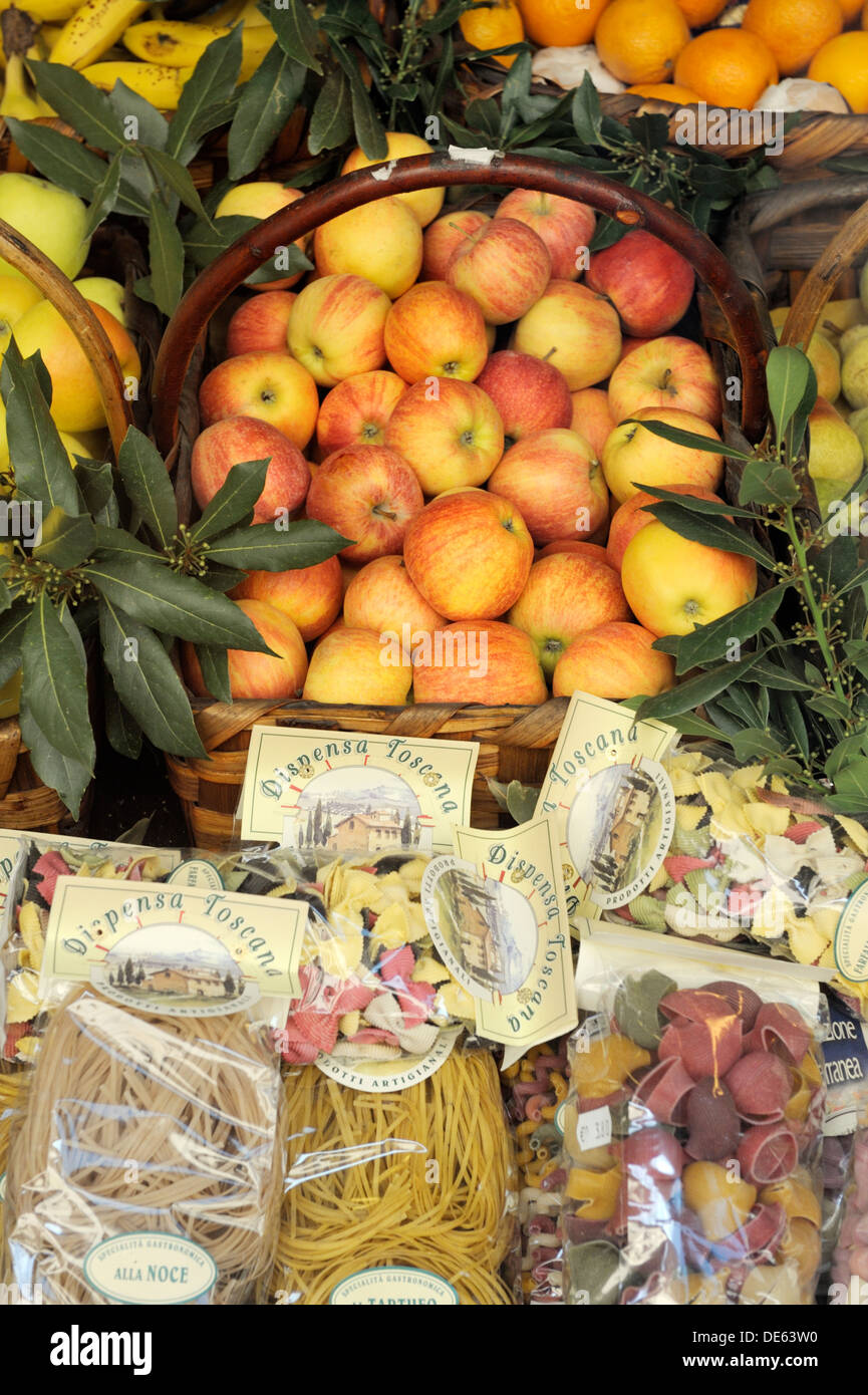 Montepulciano, Toskana, Italien. Lokales Essen frisches Obst und Pasta Bauernhof produzieren Anzeige für den Verkauf in Strassenlokal. Äpfel, Orangen Stockfoto