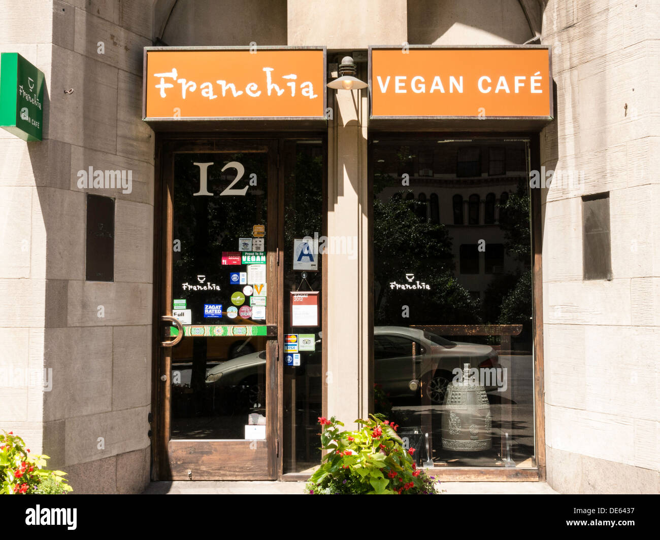 Frontscheibe und Eingang der Franchia veganes Restaurant, NYC, USA Stockfoto