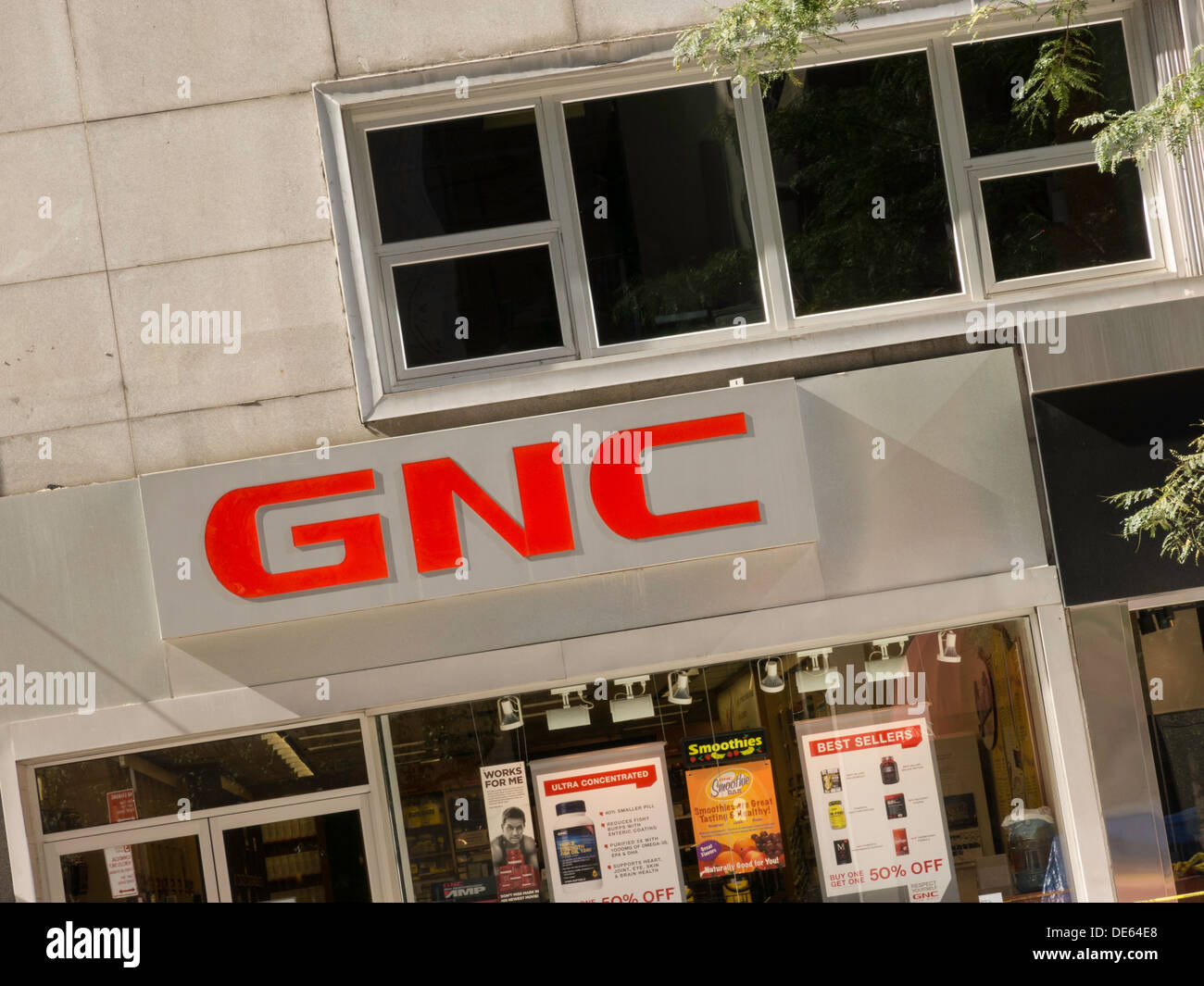 Allgemeine Ernährung Corporation (GNC) Logo auf Schaufenster, NYC Stockfoto