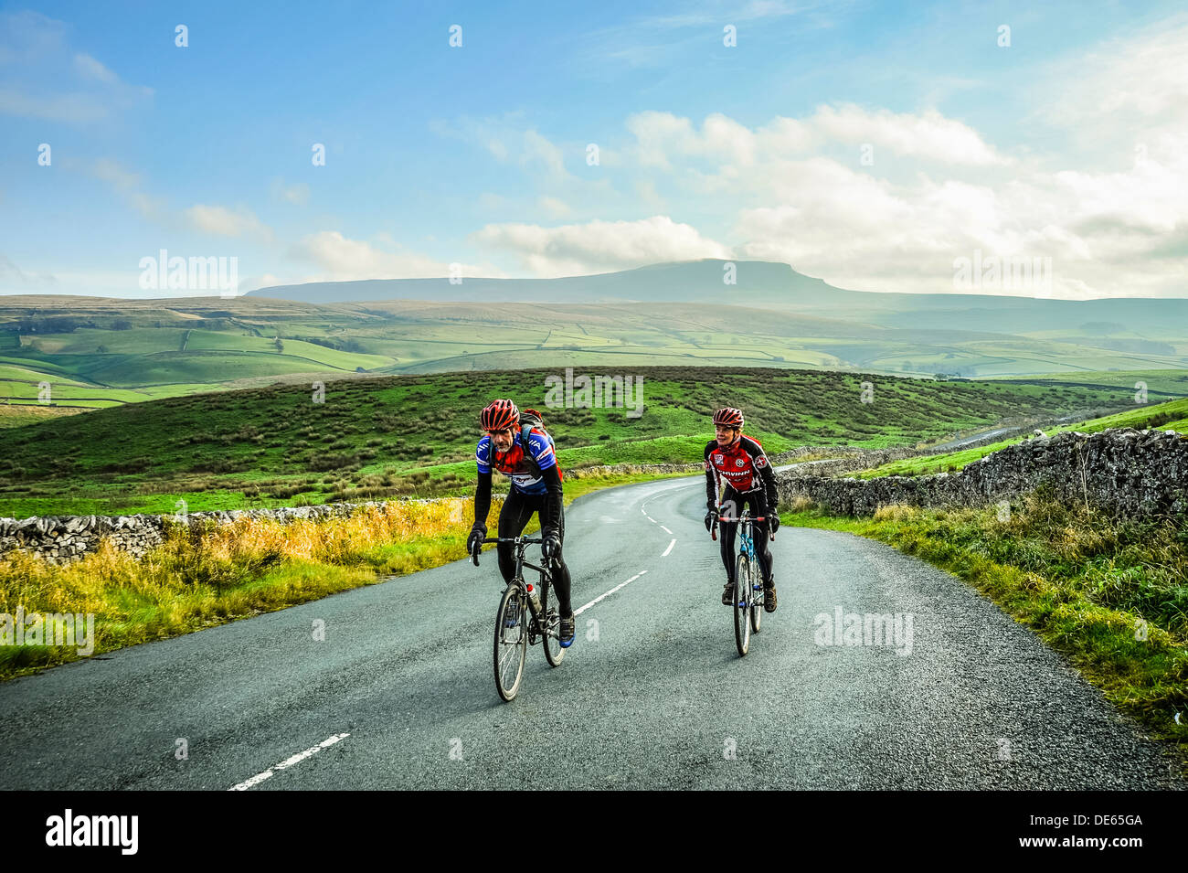 Radfahrer in Ribblesdale in der Yorkshire Dales National Park mit Pen-y-Gent hinter Stockfoto