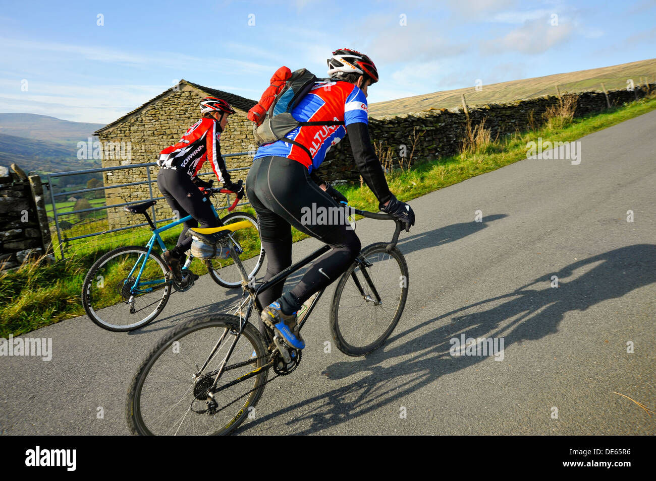 Radfahrer auf den steilen Aufstieg über Cowgill in Dentdale in der Yorkshire Dales National Park Stockfoto