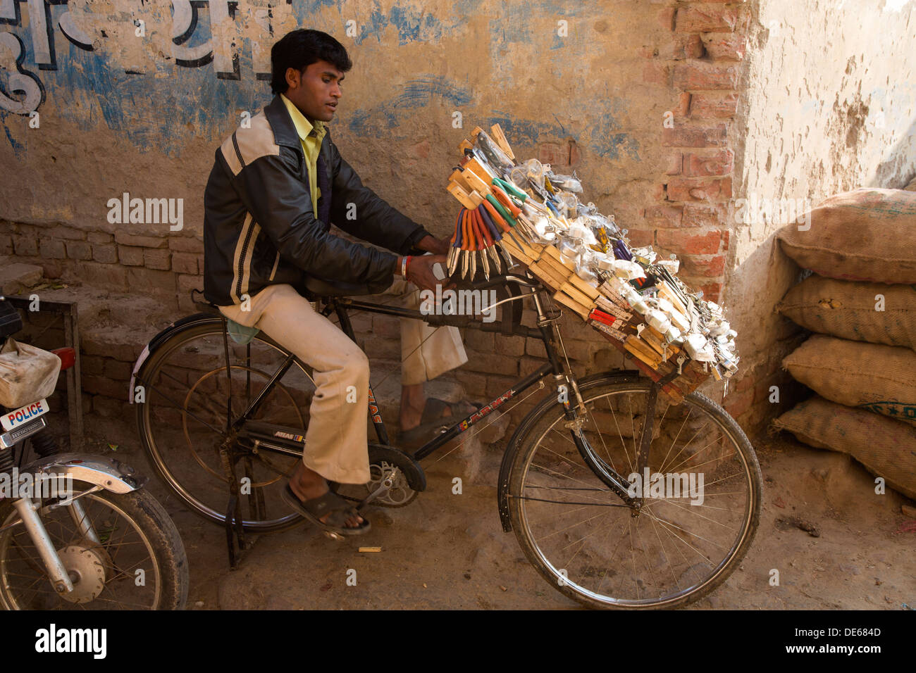 Indien, Agra, Uttar Pradesh Messerschleifer am Gemüsemarkt. Schleifscheibe ist mit dem Fahrrad angetrieben. Stockfoto