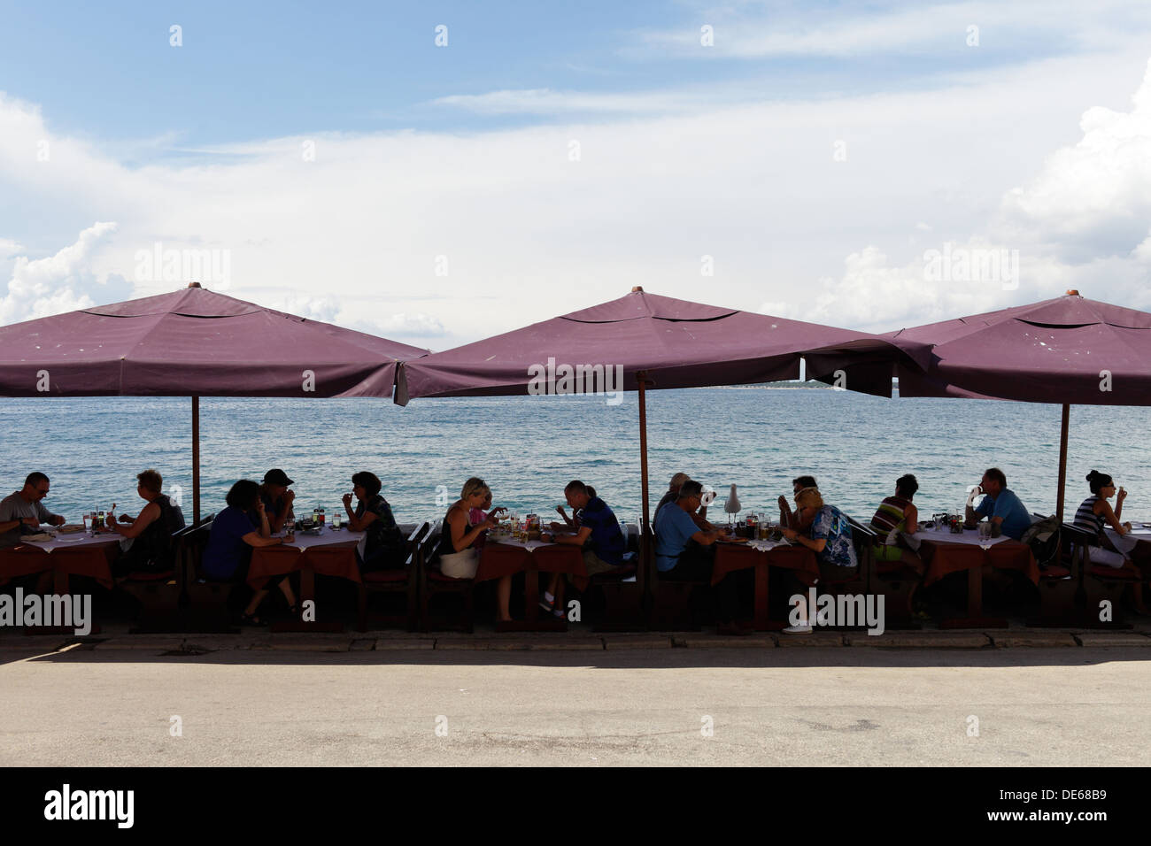 Porec, Kroatien, Touristen in einem Straßencafé an der Adria Stockfoto