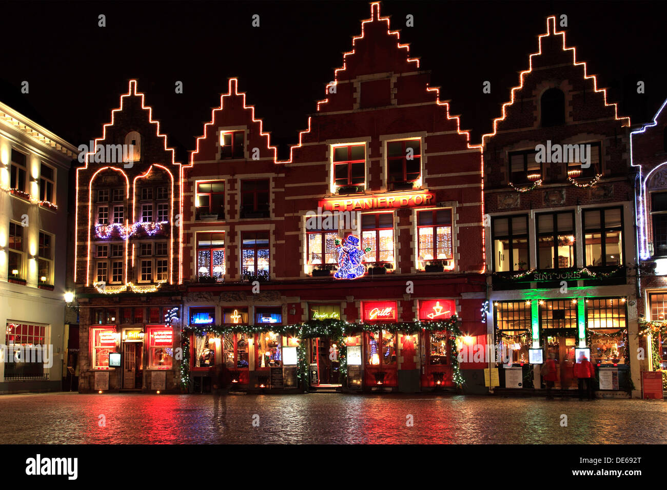 Weihnachts-Dekorationen auf die Gebäude rund um den Marktplatz Brügge City, West-Flandern in der belgischen Region Flandern Stockfoto