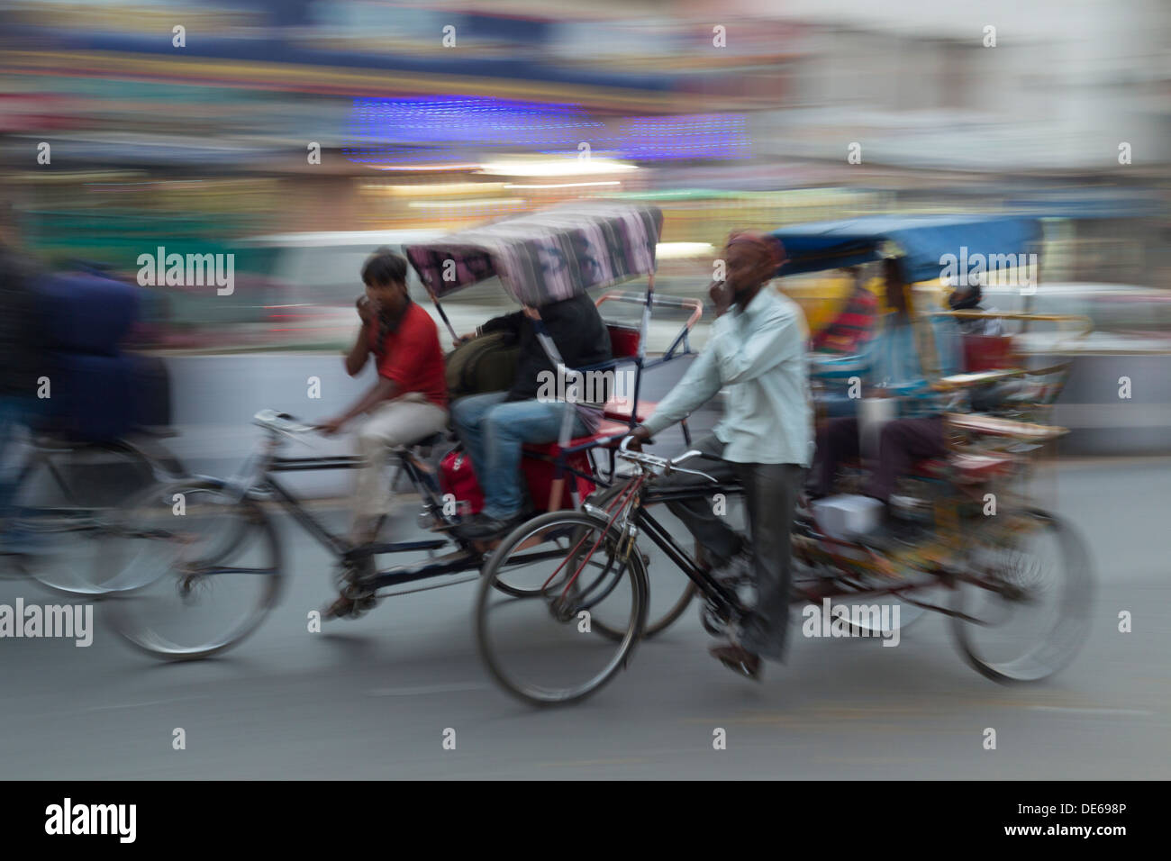 Indien, Uttar Pradesh, Old Delhi, Fahrradrikscha und Motion blur Stockfoto