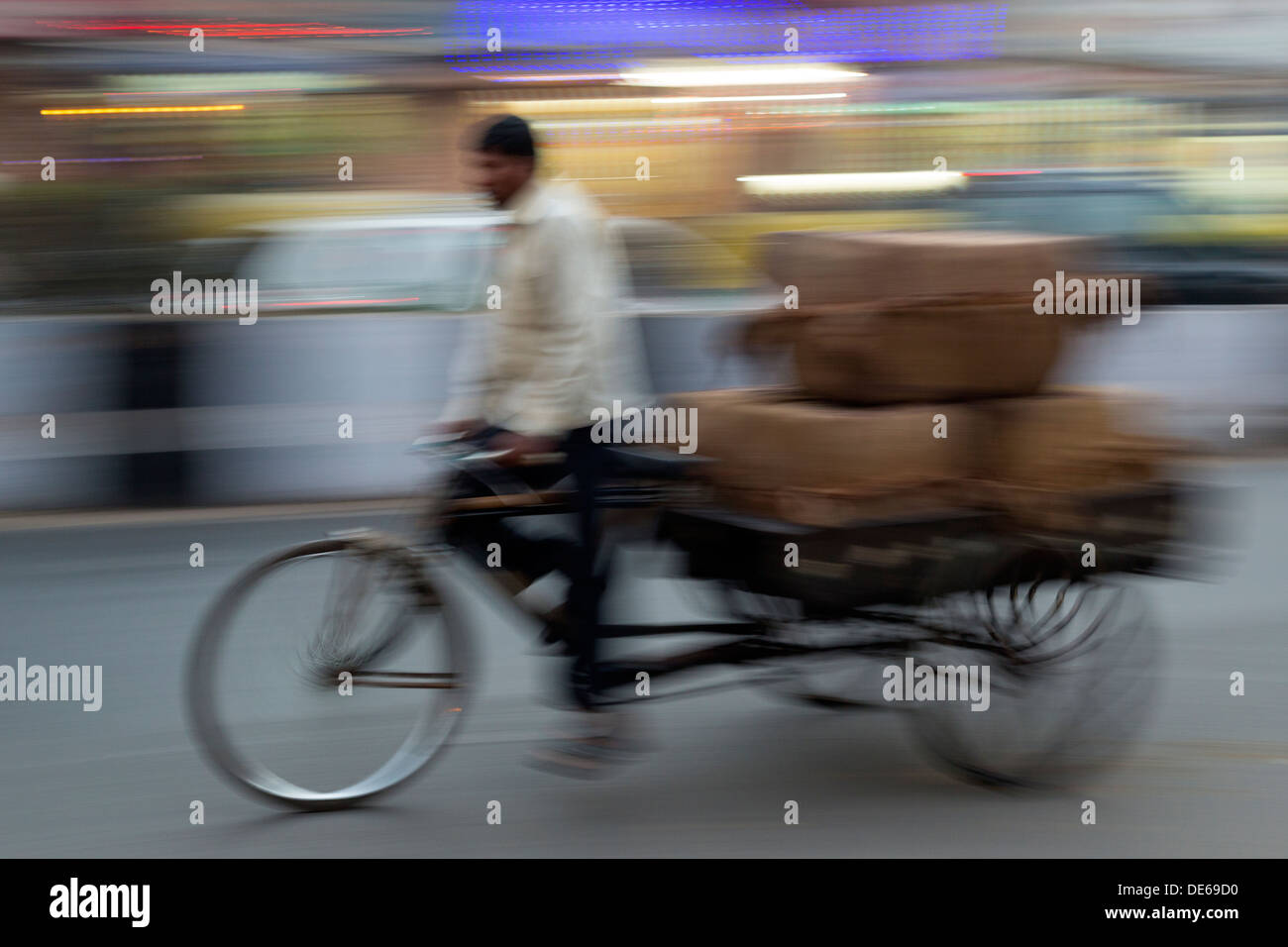 Indien, Uttar Pradesh, Old Delhi, Fahrradrikscha und Motion blur Stockfoto