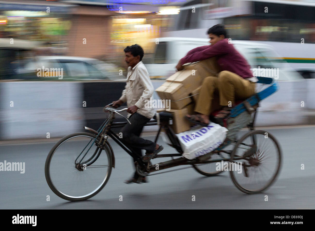 Indien, Uttar Pradesh, in der Nähe von New Delhi Railway Station, verschwommen Bewegungseffekt der Fahrradrikscha Stockfoto