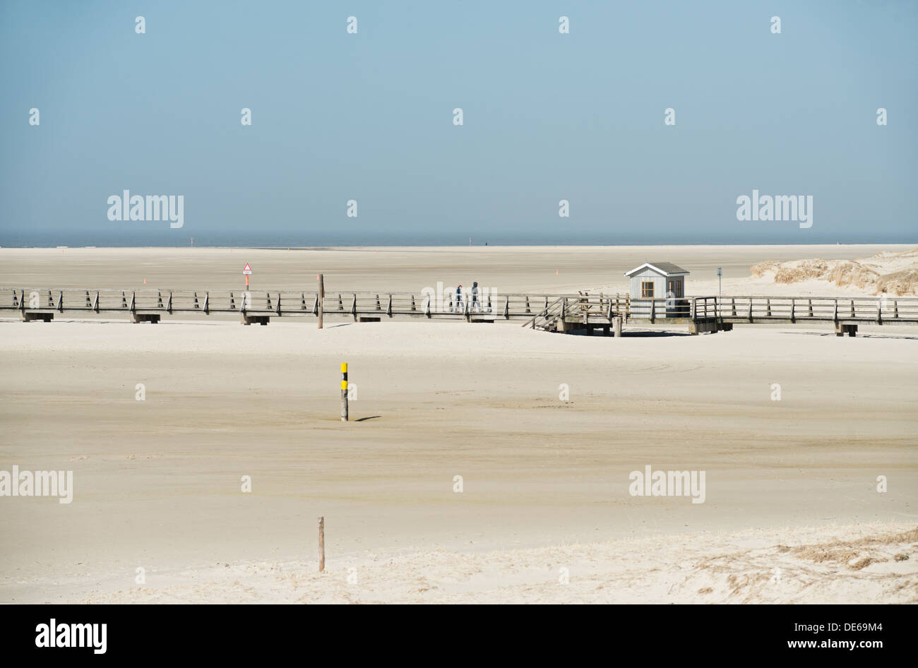 Sankt Peter-Ording, Deutschland, Promenaden und Touristen am Strand von St. Peter-Ording Stockfoto