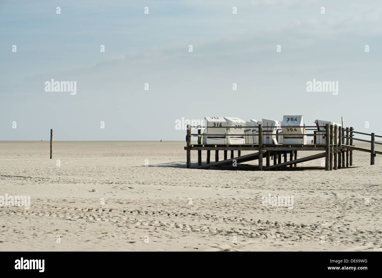 Sankt Peter-Ording, Deutschland, Strandkoerbe auf einem Holzsteg am Strand von St. Peter-Ording Stockfoto
