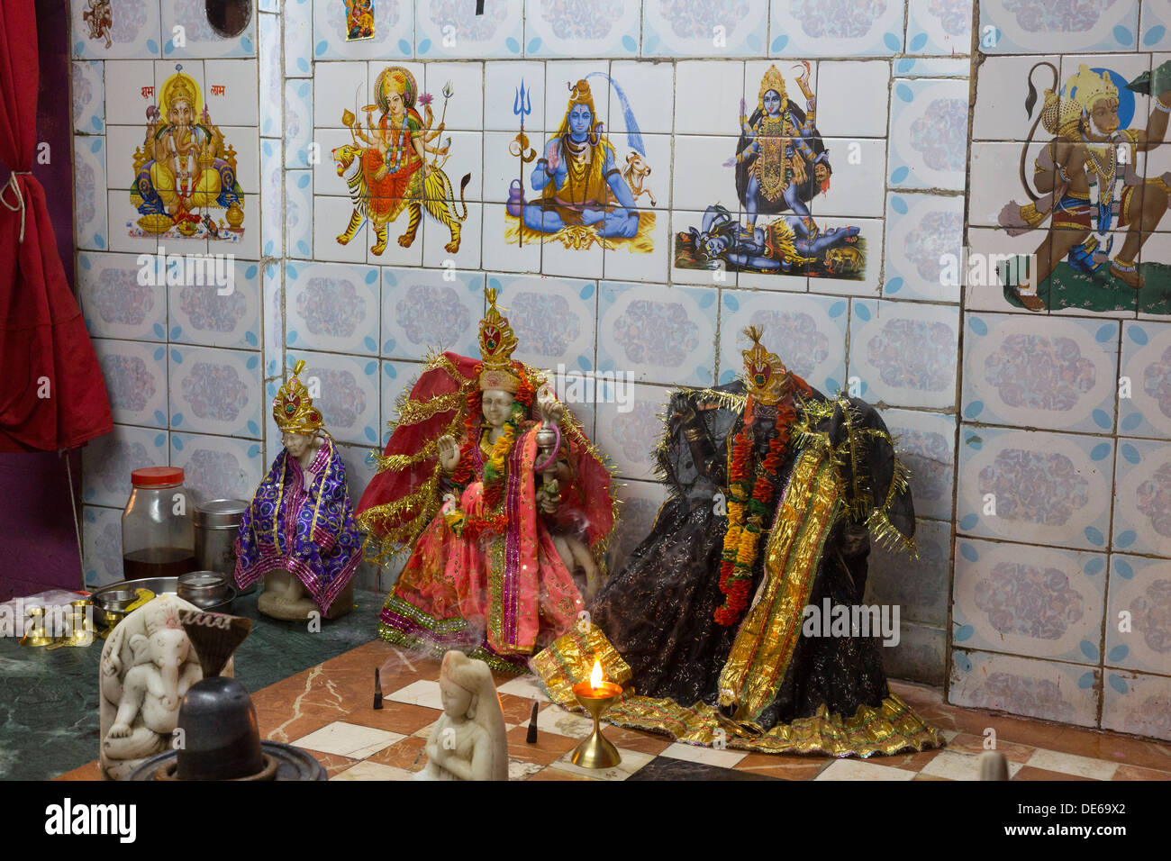 Indien, Uttar Pradesh, Old Delhi am Straßenrand Hindu-Tempel Stockfoto