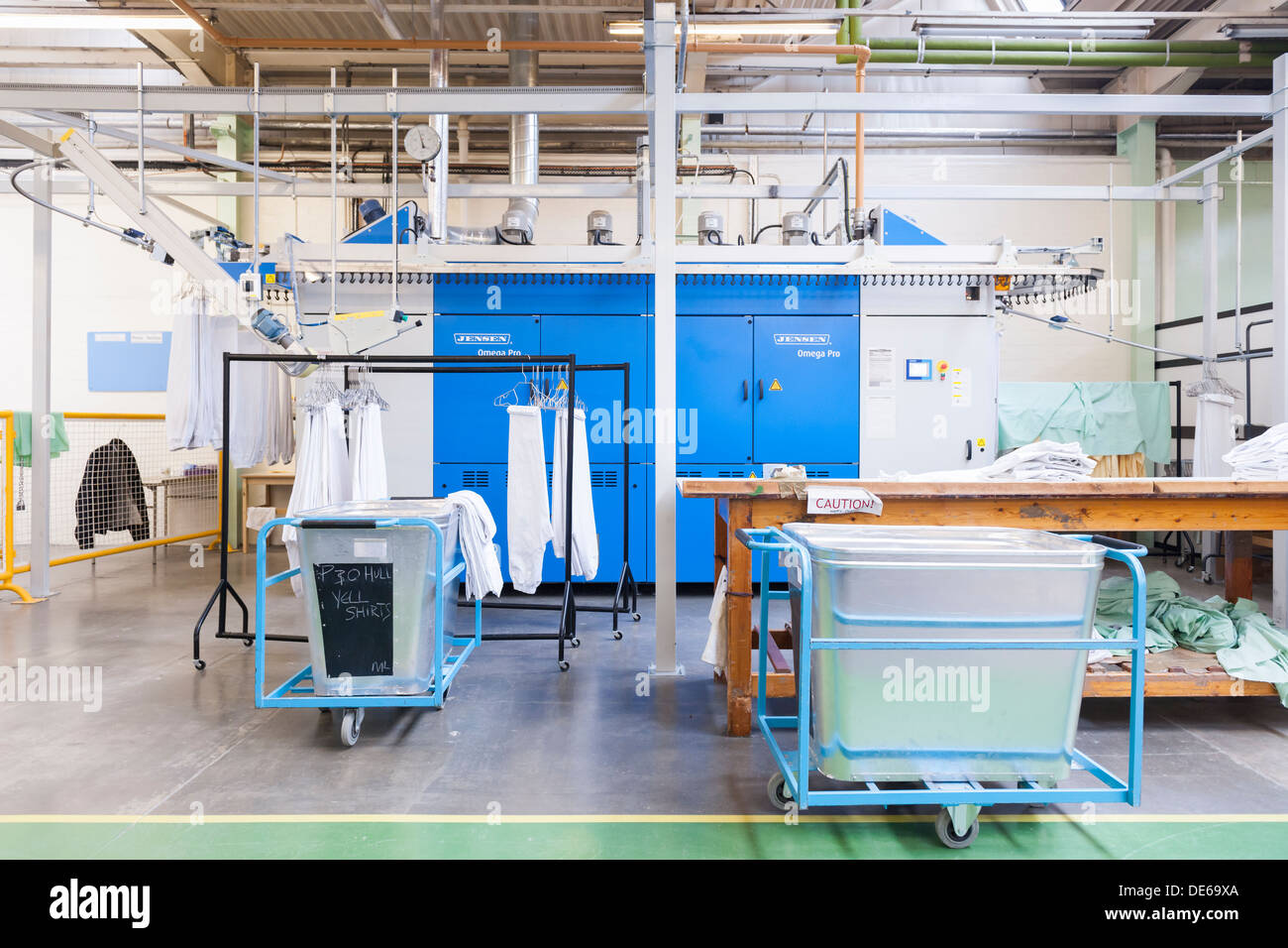 Eines der vielen Waschmaschinen als Teil einer industriellen Maßstab Waschsalon Anlage innerhalb eines ihrer Majestät Gefängnissen eingesetzt. Stockfoto