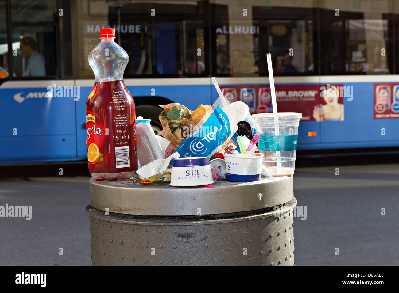 Überlaufende Straße Mülltonne, Upper Bavaria München Stockfoto
