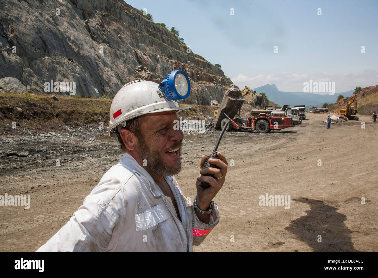 Gold Miner auf Oberfläche co-Ordinating Operations bei einer Goldmine Stockfoto