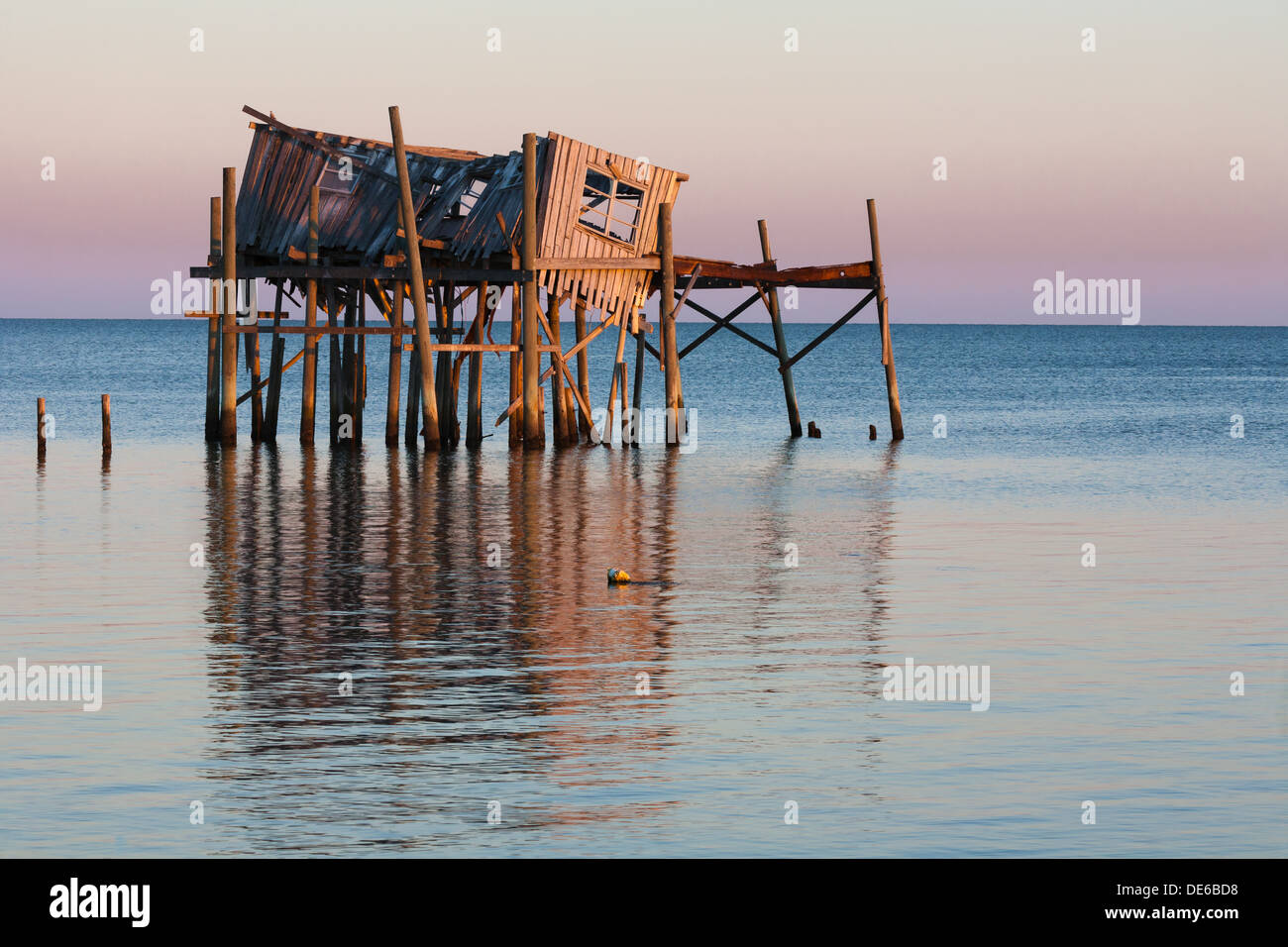 Das Honeymoon Cottage vor der Küste von Daughtry Bayou im Golf von Mexiko in Cedar Key, Florida Stockfoto