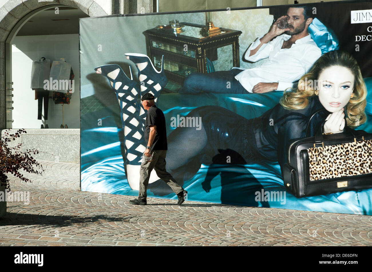 St. Moritz, Schweiz, Reklametafel für ein Mode-Label in der Innenstadt Stockfoto