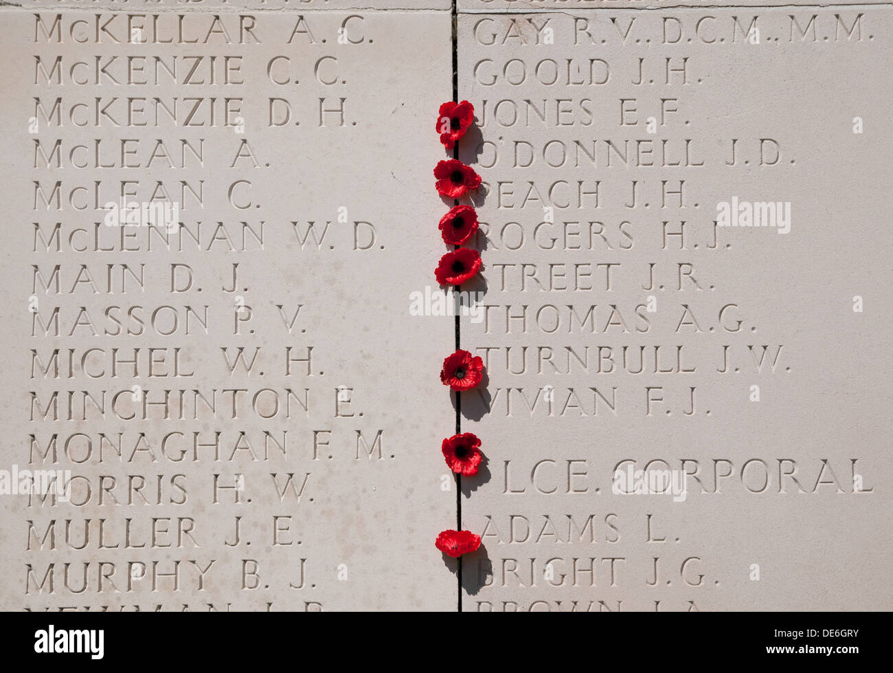 Mohn zum Denkmal angebracht graviert mit Namen der vermissten, Australian National War Memorial, Villers-Bretonneux, Somme Stockfoto