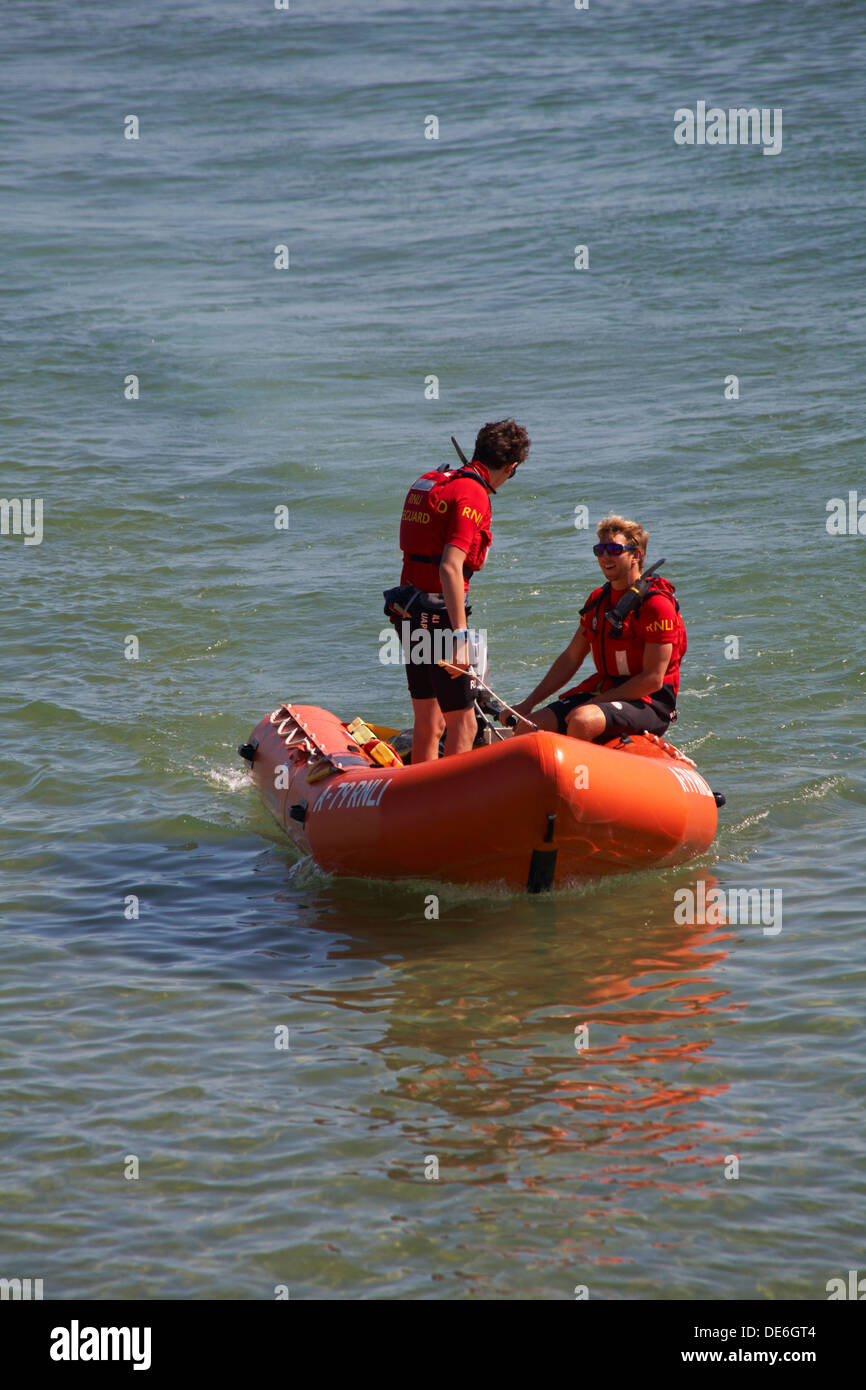 RNLI-Rettungsschwimmer patrouillieren im Schlauchboot in Bournemouth, Dorset, Großbritannien, im August Stockfoto