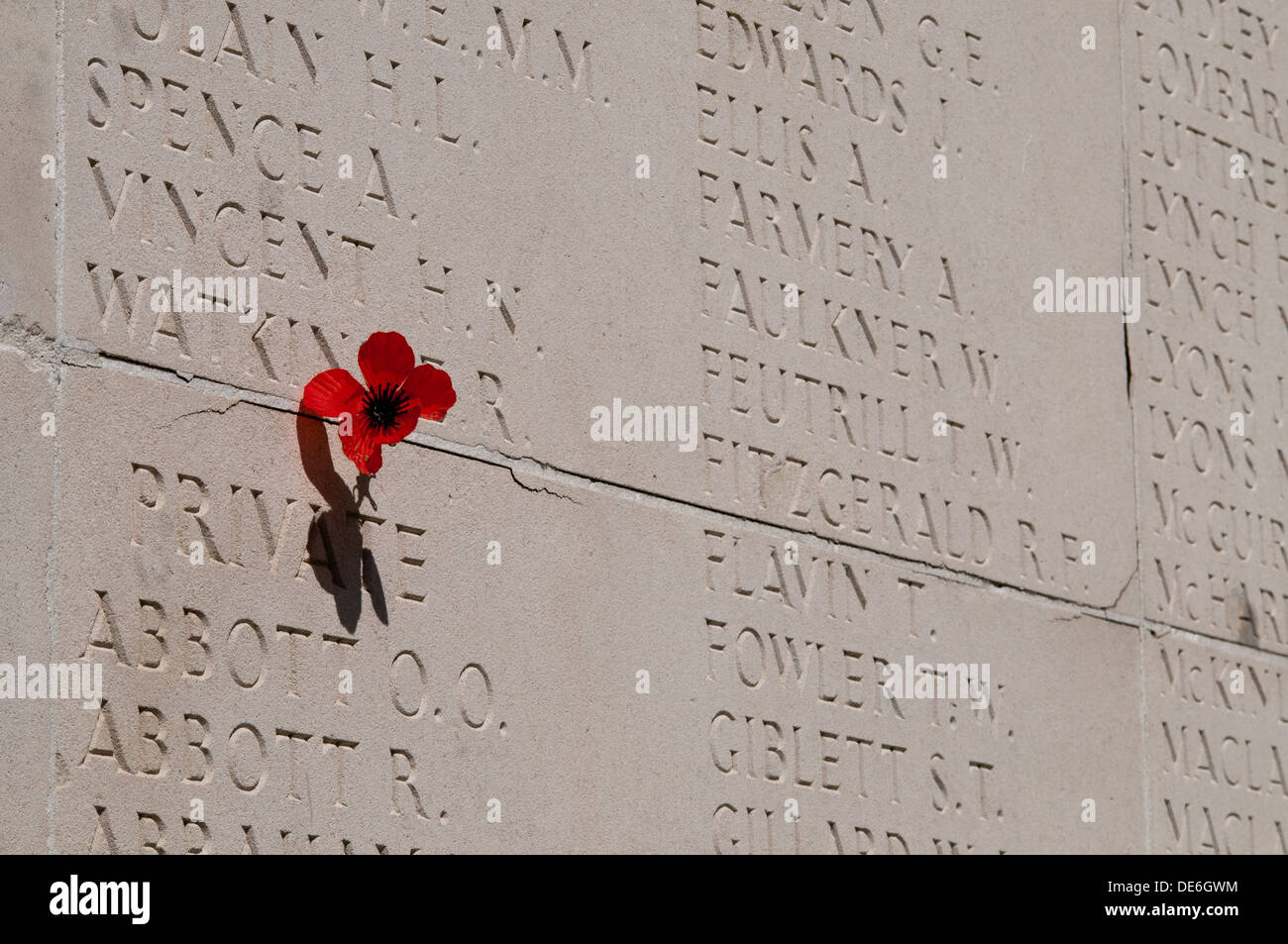 Mohn an Namen an Wand befestigt graviert mit Namen der vermissten, Australian National War Memorial, Villers-Bretonneux, Somme Stockfoto
