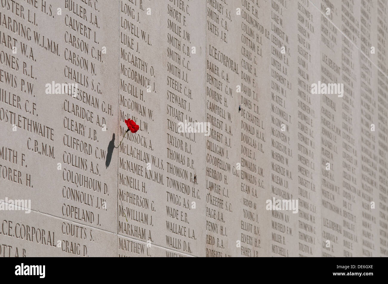 Mohn an Namen an Wand befestigt graviert mit Namen der vermissten, Australian National War Memorial, Villers-Bretonneux, Somme Stockfoto