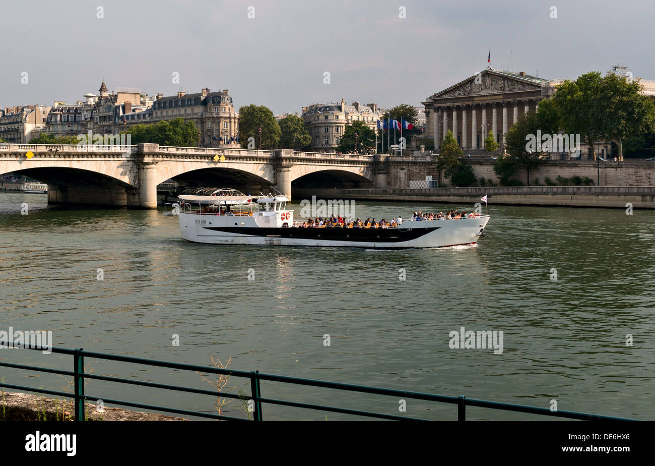 Ausflugsschiff auf der Seine in Paris, Frankreich Stockfoto